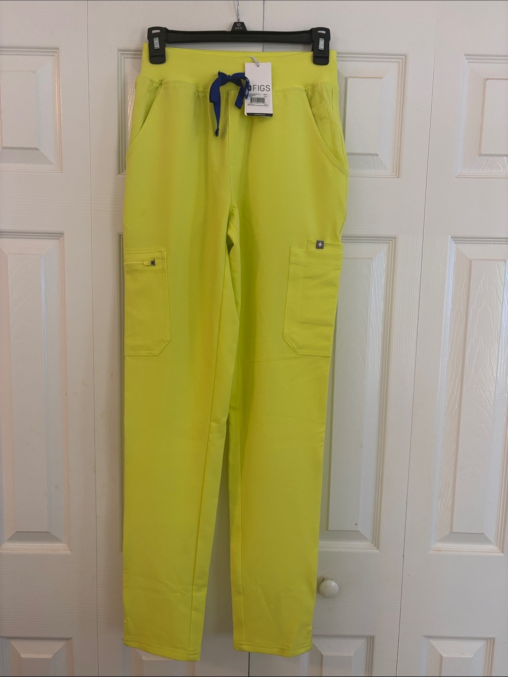 Figs Women’s scrub pants in Neon Yellow with Blue Drawstring size XXST